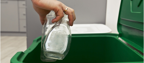 Segregacja śmieci – kuchnia na wymiar z miejscem na kilka pojemników