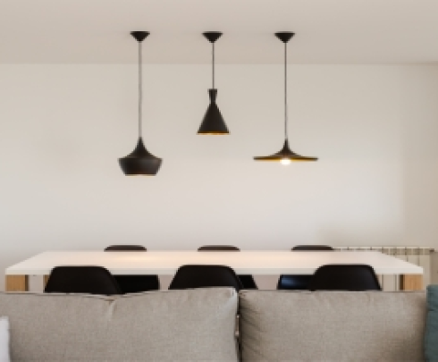 Efektowna lampa wisząca. Do jakiego stylu pasuje lampa wisząca?